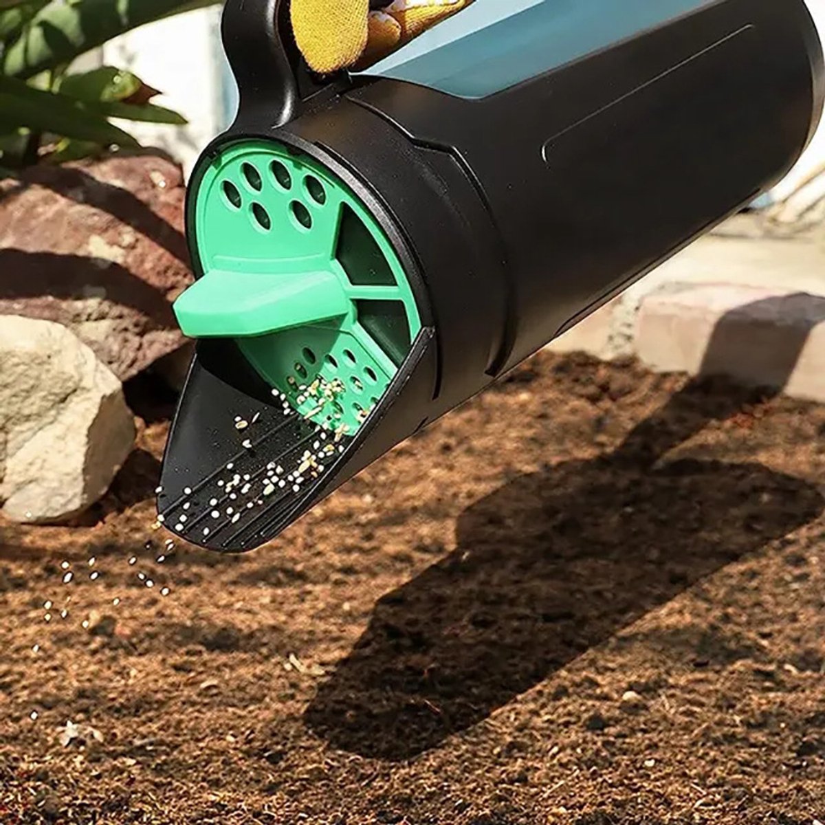 2.5L Handheld Garden Seed & Salt Spreader